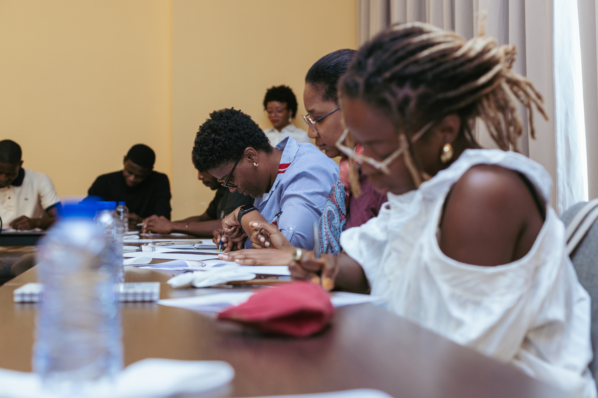 Participantes concentrados no exercício